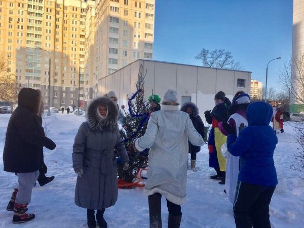 В 20-м микрорайоне ГБУ «М КЛУБ» и «Добрые соседи» провели новогоднее представление  
