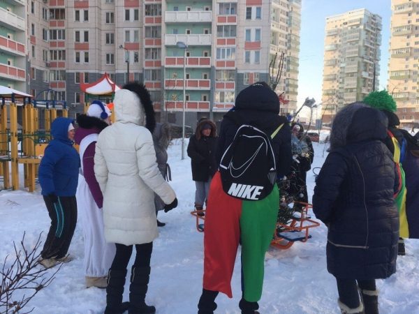 В 20-м микрорайоне ГБУ «М КЛУБ» и «Добрые соседи» провели новогоднее представление  