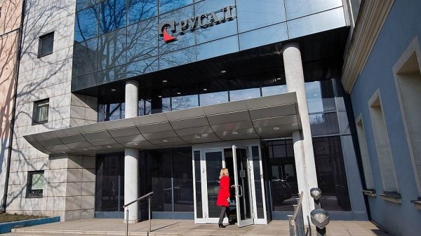 "Русал" занимает и продает