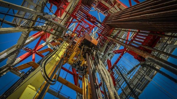 Нефтяные гиганты и производители сланцевой нефти видят будущее по-разному