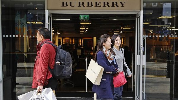 «Брексит» помог Burberry поднять продажи на 40%
