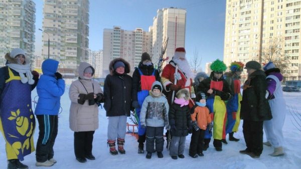 В 20-м микрорайоне ГБУ «М КЛУБ» и «Добрые соседи» провели новогоднее представление  