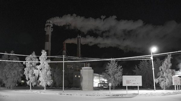 Россия снижает добычу нефти с опережением графика