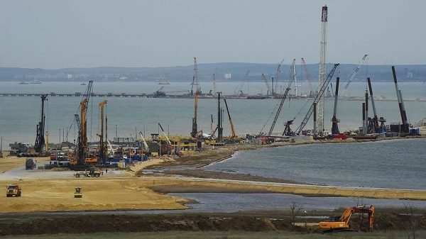 Крымский мост все ждет железнодорожников
