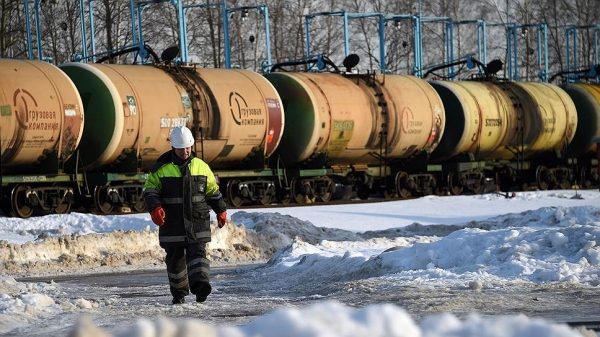 Бензин утекает свозь шпалы