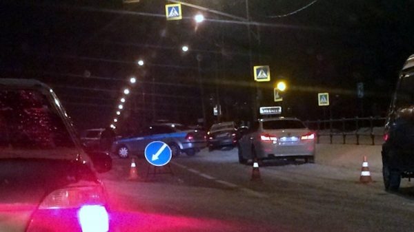 Жительница Зеленограда протаранила стоящую на светофоре машину  