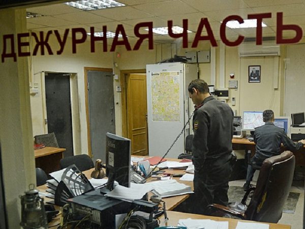 yuzhnouralets-otpilil-vo-sne-drugu-ruku-i-ustroil-debosh-v-otdele-politsii