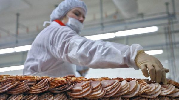 Тайцы нарезают колбасу