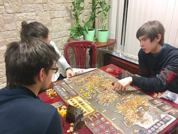 Хорошая компания и настольные игры в «М-Клубе»