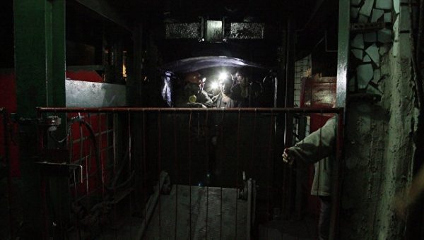 В обесточенных шахтах в ЛНР остаются под землей 19 шахтеров