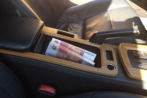 Автоинспектор задержал водителя за предложенную взятку