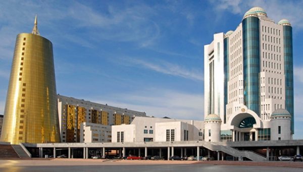 Парламент Казахстана принял поправки в Конституцию