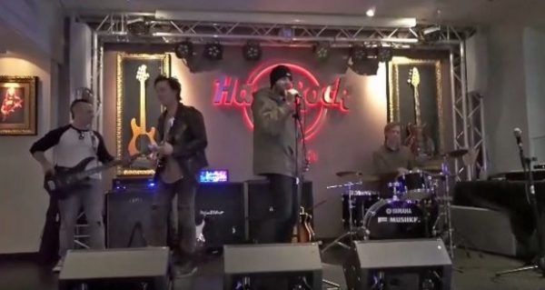 ВИДЕО: AVENGED SEVENFOLD сыграли в пустом баре