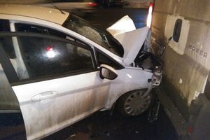 Пьяный водитель врезался в припаркованный микроавтобус