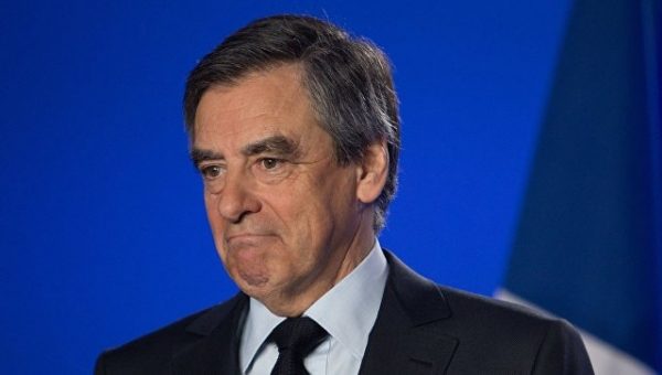 Полиция провела обыск в загородном доме Фийона