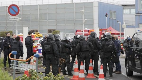 Прокурор Парижа классифицировал нападение на военных в Орли как теракт