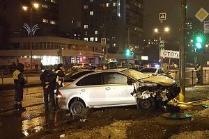 Уходя от погони, пьяный водитель врезался в столб