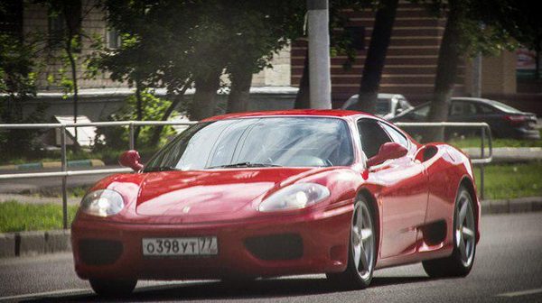politsejskogo-na-ferrari-zaderzhali-za-p-yanuyu-ezdu-po-tsentru-moskvy