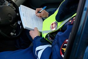 Водитель грузовика попался на даче взятки автоинспектору