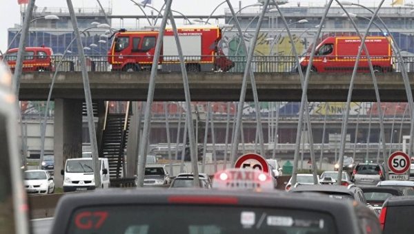 У напавшего на военных в аэропорту Парижа не нашли взрывчатки