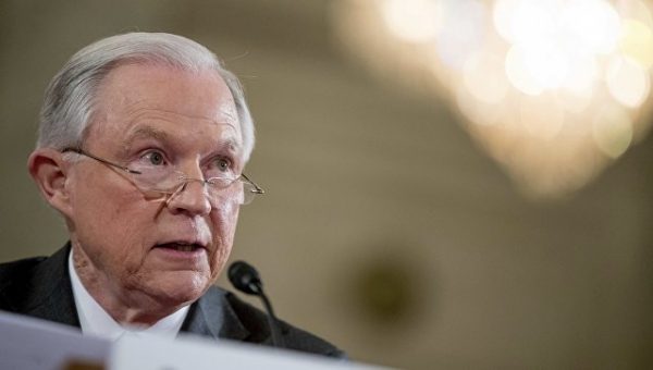 Опрос: почти половина американцев выступает за отставку генпрокурора США