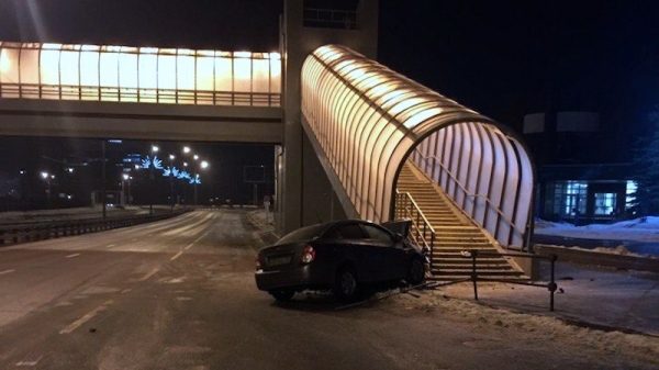 В Зеленограде иномарка чуть не влетела в подземный пешеходный переход