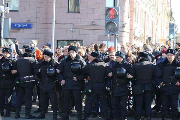 v-moskve-zaderzhano-bolee-200-chelovke-omon-podgotovilsya-k-nesanktsionirovannomu-mitingu-2