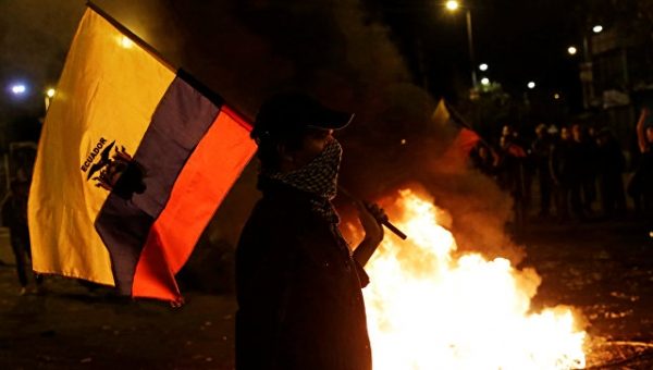 Президент Эквадора призывал граждан ответить демонстрацией на протесты