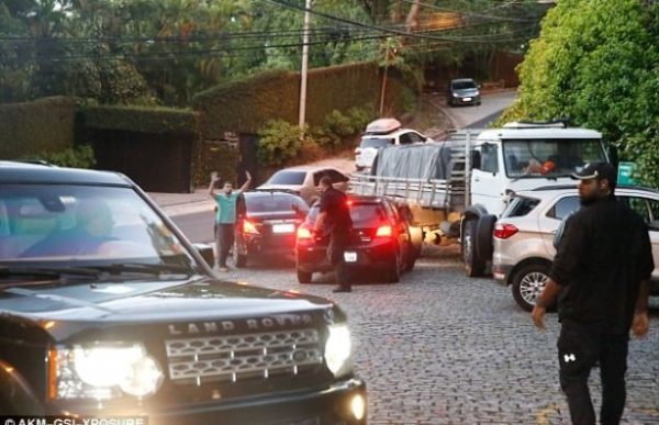 Охранник Бибера с ножом в руках напал на фанатов