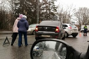 Три человека пострадали в ДТП на Озерной аллее