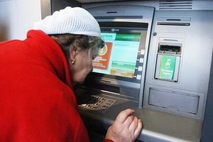Мошенники выманили у пенсионерок более 200 тысяч рублей