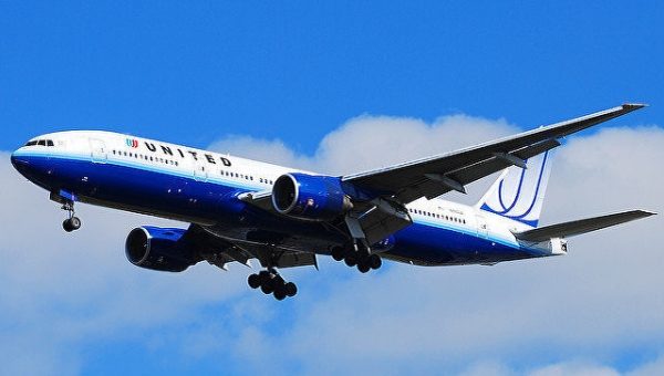 Власти США изучают инцидент со снятием пассажира с рейса United Airlines