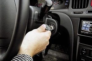 Пьяный мужчина угнал у родственника автомобиль и устроил ДТП