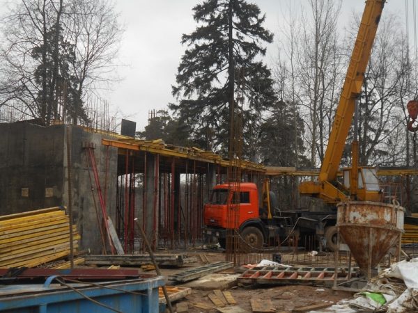 В 10 микрорайоне ведется строительство торгового комплекса