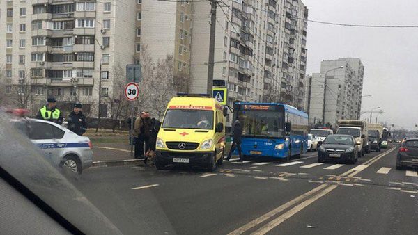 avtobus-sbil-devochku-na-perehode-okolo-tts-grin