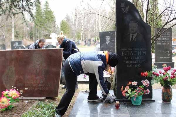obshhegorodskaya-memorial-no-patronatnaya-aktsiya-po-uborke-voinskih-zahoronenij-3