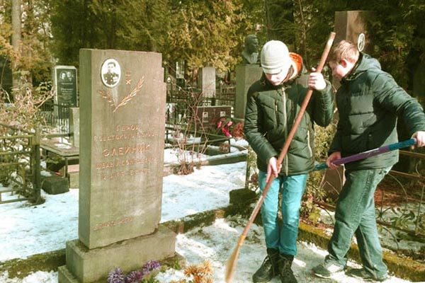 privedut-v-poryadok-voinskie-mogily-vozlozhat-tsvety