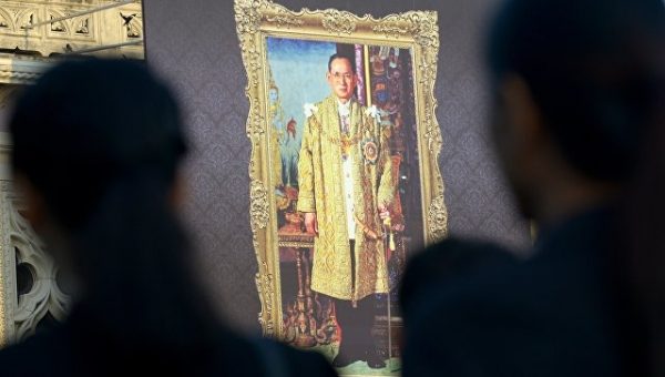 В Таиланде заключенные сделают миллион бумажных цветов для кремации короля