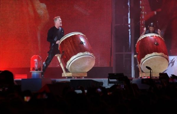 ВИДЕО: Все участники METALLICA стали барабанщиками