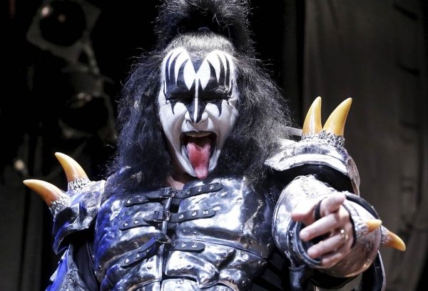 Лидер KISS вынужден выступать больным