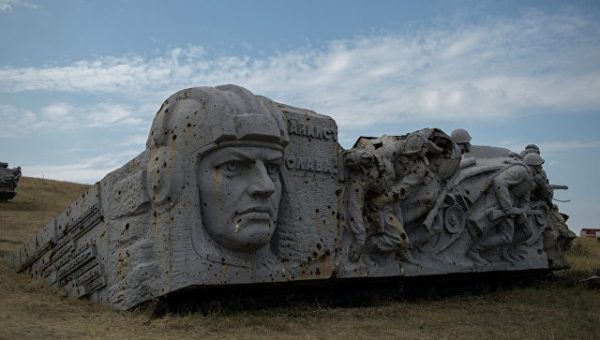 На дороге к Саур-Могиле в ДНР перед проездом Захарченко прогремели взрывы