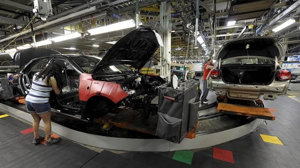 Продажи большинства автопроизводителей США снизились в апреле