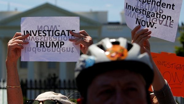 Участники акции у Белого дома требуют расследования "связей Трампа с РФ"