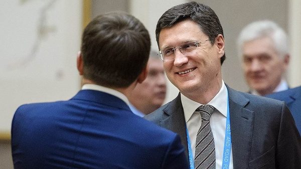 Россия и Саудовская Аравия поддержали нефть сокращением