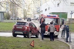 Пожарная машина столкнулась с кроссовером в 9-м микрорайоне