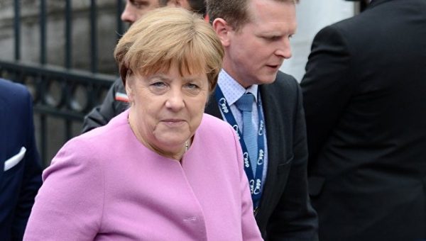 Меркель заявила, что договорилась с Макроном "очень тесно работать вместе"