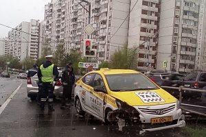 Сбитый пьяным таксистом дорожный знак повредил автомобили