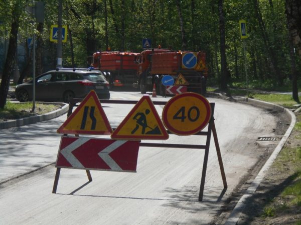 На Березовой аллее меняют асфальт – движение затруднено