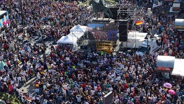 В Мадриде тысячи митингующих требуют отставки премьера