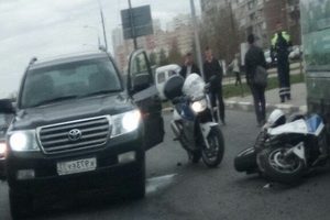 Мотоцикл ДПС столкнулся с внедорожником и маршруткой